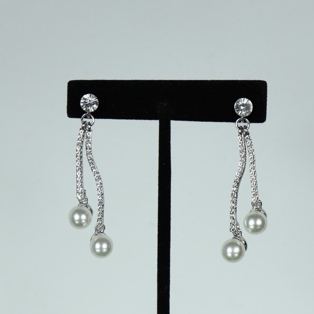 Dangling faux pearl earrings